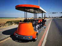 Vélo-pub mobile à pédales 4 roues pour 15 personnes, chariot de vente de bière, idéal pour les sorties en groupe et les événements, vente en gros usine