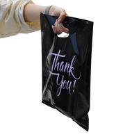 Sacs en plastique à poignée découpée à bas prix, sacs de courses noirs avec logo, fournisseurs chinois