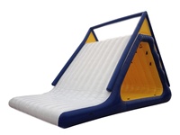 Toboggan flottant gonflable en bâche PVC de 0,9 mm avec logo et couleurs personnalisés, taille pour parc aquatique, tour d'escalade sur glace