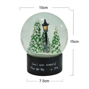 Vente en gros Boules à neige artisanales en résine Le Pin Globe d'eau en verre <span class=keywords><strong>Mot</strong></span> personnalisé Texte Bureau Décoration de la maison Cadeau - Product Image 2