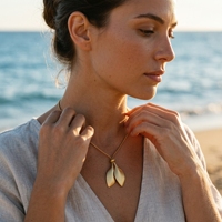 Collier tendance QIAOREN 10625 en acier inoxydable avec pendentif double feuille, chaîne à maillons plaquée or pour femme, idéal pour les occasions festives