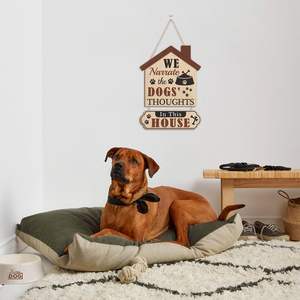 Panneau de porte amusant pour chien : « Dans cette maison, nous racontons les pensées des chiens », Décoration murale rustique pour porte d'entrée - Product Image 3
