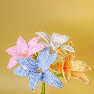 Ramo de Lirios Tejidos a Crochet en Azul, Blanco y Amarillo, Flores Hechas a Mano, Regalo para el Día de San Valentín, Estilo Moderno - Product Image 3