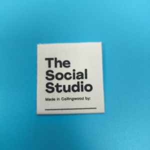 <span class=keywords><strong>ป้าย</strong></span>ผ้าฝ้ายคุณภาพสูง <span class=keywords><strong>ป้าย</strong></span><span class=keywords><strong>เสื้อผ้า</strong></span>แบบกำหนดเอง <span class=keywords><strong>สัญลักษณ์</strong></span>การดูแลรักษาผ้า <span class=keywords><strong>ป้าย</strong></span>ผ้าซาตินพิมพ์ลาย - Product Image 4