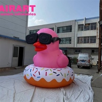 Canard rose de dessin animé avec canard rose gonflable de beignet, ballon gonflable de mascotte de grand canard