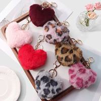 Porte-clés en peluche tissé en forme de cœur, personnalisé, en gros, avec boule de fourrure artificielle moelleuse pour sac de fille