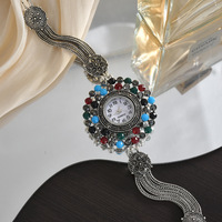 Nouvelle montre élégante rétro pour femme avec diamants colorés, ensemble complet, bracelet en acier non réglable, boîtier en alliage, style charmant