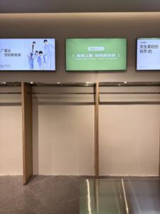 رف عرض ملابس معدني مثبت على الحائط بلون خشبي لمتجر الملابس، أثاث مخصص للمتاجر الراقية - Product Image 6