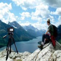Statif Tripod Aluminium Portabel 4 Kaki untuk Kamera Video dan Fotografi dengan V-Yoke, Tas Travel & Penyangga Ponsel