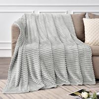 Plaid en polaire de polyester ultra doux et moelleux avec motif rayé, idéal pour l'hiver, léger et agréable pour la peau