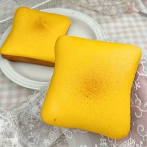 Jouet anti-stress à presser en forme de pain grillé, à remontée lente, moelleux et souple, jouet sensoriel mignon en forme d'aliment - Product Image 3