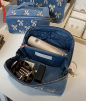 Trendige Dunkelblaue Samt-Toilettentasche mit Goldener Schleife und Gittermuster, Flache Reise-Kosmetiktasche, Premium Aufbewahrungsbeutel, Make-up-Tasche