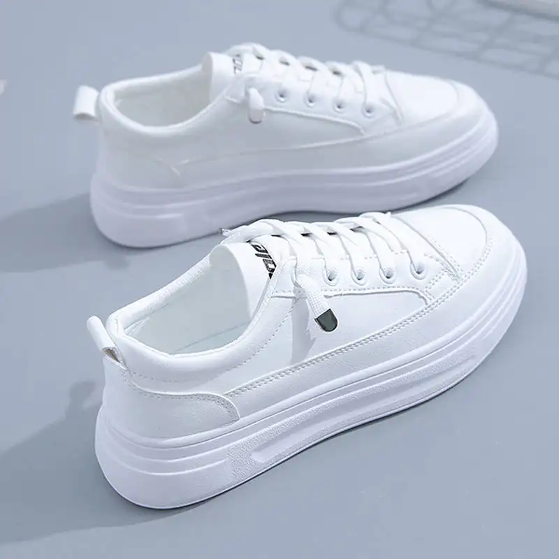 Sepatu Kasual Kulit Wanita Sol Tebal Kualitas Tinggi Sneaker Putih Kasual Semua Cocok Sepatu Jalan Kasual Datar untuk Wanita