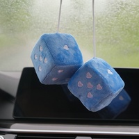 Nouveau pendentif carré en forme de dés en peluche super douce avec broderie en forme de cœur, jouet pour voiture, miroir, décoration suspendue pour anniversaire