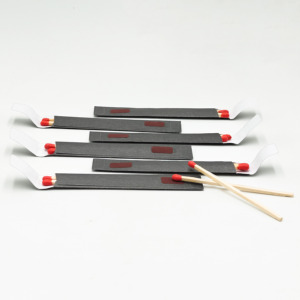 Bâtons d'<span class=keywords><strong>allumettes</strong></span> de sécurité portables et créatives personnalisées en noir et blanc, avec tête en bois imprimé en papier, logo, bougie de couleur en cire bleue - Product Image 4