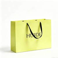 Sacs en papier personnalisés de luxe avec dorure à chaud, gaufrage mat et laminage, sacs de shopping robustes pour magasins de vêtements