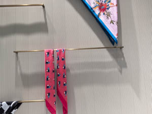 Dyデザイン最高品質カスタムステンレススチール女性服店のためのタイラック使用 - Product Image 5