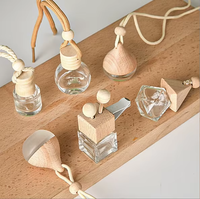 Vente en gros de mini flacons diffuseurs suspendus pour voiture en verre dépoli avec bouchon en bois, flacon de parfum pour voiture, logo personnalisé acceptable