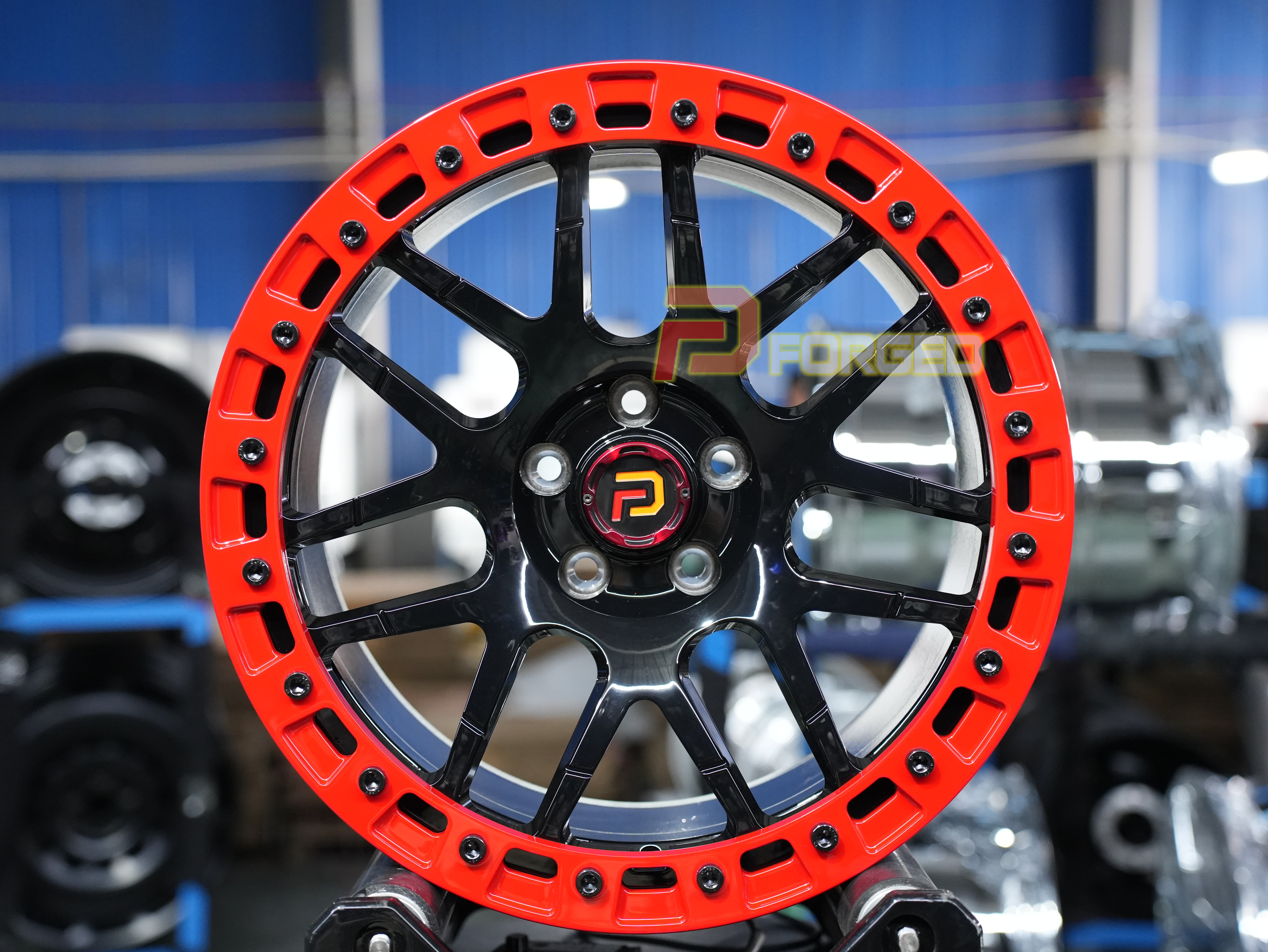 Noir brillant et rouge brillant