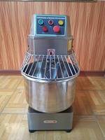 Nouveau mélangeur spiral de table en acier inoxydable, mélangeur commercial portable 220V 0.75KW pour boulangerie