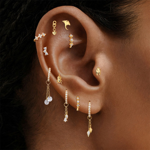 Piercing de cartílago con tornillo de base plana de Plata de ley 925 chapado en oro de 18K, con diseño de mini animales (manta, cigaña, escarabajo), corona, circonita y cadena de corazón - Product Image 1