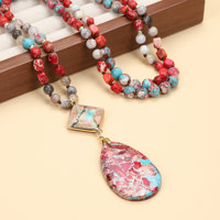 Elegante collar de piedra emperador bohemio con colgante de gota de agua de rombo, cadena de cuentas anudadas chapadas en oro a la moda para suéteres