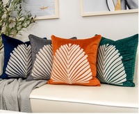 Housse de coussin en velours brodée de feuilles avec passepoil, motif végétal, taie d'oreiller décorative moderne pour canapé et chambre à coucher