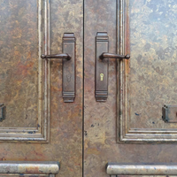 Porte d'entrée à double battant en cuivre antique sculpté à la main, style artisanal, isolation thermique, pour villa de luxe