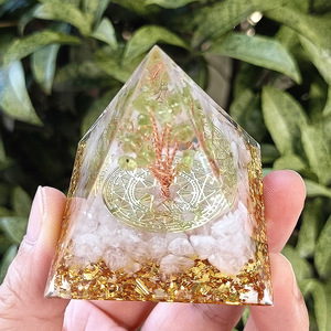 Pyramide en résine époxy avec galets de cristal, ornement de bureau, décoration d'aquarium, olivier, cristal blanc, cadeau - Product Image 3