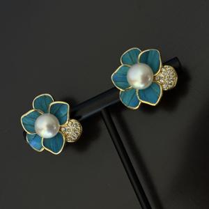 Parure de bijoux trois pièces en or 18 carats plaqué or avec perles d'eau douce et plumes de raie rétro, motif pivoine, idéale pour les occasions festives - Product Image 5