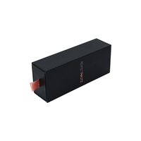 Boîte cadeau coulissante de luxe personnalisée en carton rigide noir avec insert en mousse EVA, estampage à chaud doré et poignée ruban, pour rouge à lèvres