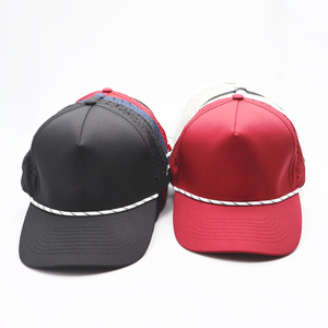 Gorra de Golf Magnética Impermeable de 5 Paneles Personalizada de Primera Calidad con Soporte para Tees - Product Image 1