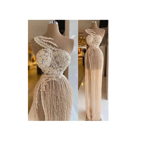 Robe de soirée blanche en satin effet diamant, col montant, manches classiques, longueur cheville, paillettes argentées, style vintage, élégante - Product Image 1
