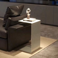 Minimalistischer C-förmiger Beistelltisch aus Edelstahl im italienischen Stil, leichter, luxuriöser, schlichter Wohnzimmer-Couchtisch, rechtwinkliger Eckentisch