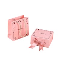 Kunden spezifisch bedruckte rosa Luxus faltbare magnetische Kleidung Aufbewahrung sbox Verpackung Versand kappe Schuh Geschenk box für Kleidung Schuh mit Tasche