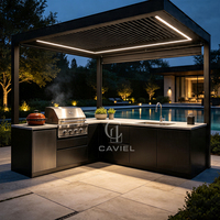 Ensemble de meubles de cuisine extérieure sur mesure avec finition bois, aluminium et plan de travail en pierre pour villa, patio et barbecue de jardin