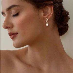 Boucles d'oreilles clous en alliage de zinc plaqué or avec zircone et diamant, design exquis et délicat, motif fleur et feuille, perles scintillantes pour femme - Product Image 4