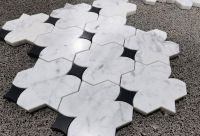 Marbre blanc de Carrare de conception jet d'eau bon marché avec carreaux de mosaïque en marbre d'onyx noir pour la décoration des murs et des sols