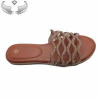 Chaussures plates pour femmes de haute qualité, sandales à rivets tendance pour l'été et la plage, pantoufles, emballage personnalisé avec logo, tongs pour femmes