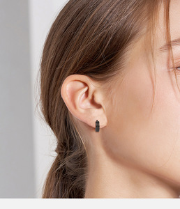 Aros Huggie de 4 mm |   Pendientes de Acero Inoxidable con Baño de Oro PVD para Hombre y Mujer |   Opciones perforadas y con clip |   Impermeable e Hipoalergénico - Product Image 2