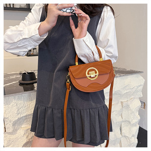 Borsa da Donna alla Moda e Trendy. La borsa a mezzaluna è realizzata in materiale PU.8972 - Product Image 6