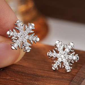 Boucles d'oreilles en forme de flocon de neige pour femmes, design de Noël, accessoires d'hiver pour les oreilles - Product Image 3