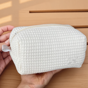 กระเป๋าเครื่องสำอางผ้าฝ้ายพิมพ์ลายวาฟเฟิลเรียบง่ายทันสมัย พร้อมโลโก้สั่งทำ ของขวัญสำหรับเจ้าสาว - Product Image 6