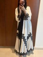 Abaya Ouverte Blanche Élégante Hafizah pour Femme, Robe Longue Maxi Cardigan avec Appliques de Dentelle Noire, Kimono Kaftan Modeste Musulman de Dubaï