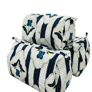 Hermosa Bolsa de Almacenamiento de Cosméticos de Viaje Acolchada de Algodón con Estampado Floral a Mano y Cierre de Cremallera - Juego de 3 |   Estampado Multicolor - Product Image 1