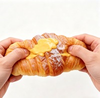 Jouet anti-stress souple en forme de croissant au fromage PU, à rebond lent, qualité alimentaire, saveur matcha noir et fraise, unisexe, 14 ans et plus