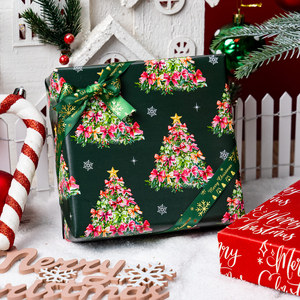 Rouleau de papier cadeau réversible 17 pouces x 33 pieds, arbres verts décorant la rangée avec des éléments rouges - Product Image 1