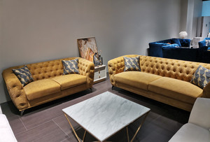 Set Divano 2+3 Posti di Design Italiano Contemporaneo di Lusso per Soggiorno e Hotel, Divano Sezionale a 5 Posti in Tessuto Trapuntato Chesterfield con Struttura in Acciaio Dorato - Product Image 4