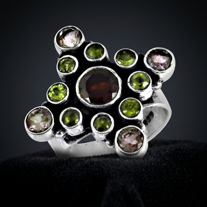 Anillo de Plata Art Palace con Amatista, Granate y Peridoto Deslumbrantes, una Pieza de Joyería Fina Premium - Product Image 1