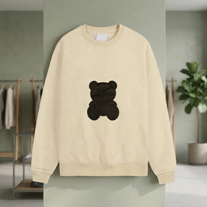 เสื้อสเวตเชิ้ตคอกลมผู้ชาย สีเบจ พร้อมโลโก้หมีการ์ตูนสีดำ เสื้อถักลำลอง - Product Image 2